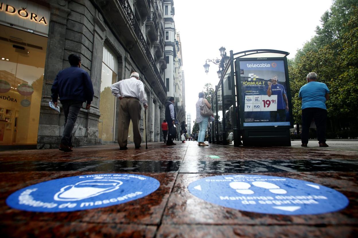 Marcas viarias para regular el tránsito peatonal en la calle Uría. 