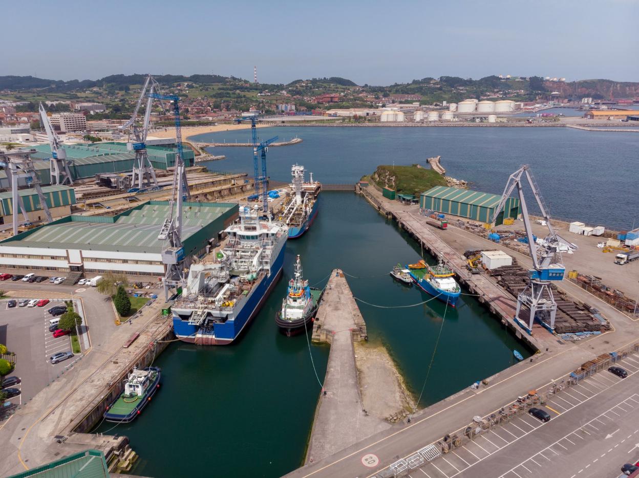 Barcos en construcción en el astillero. 