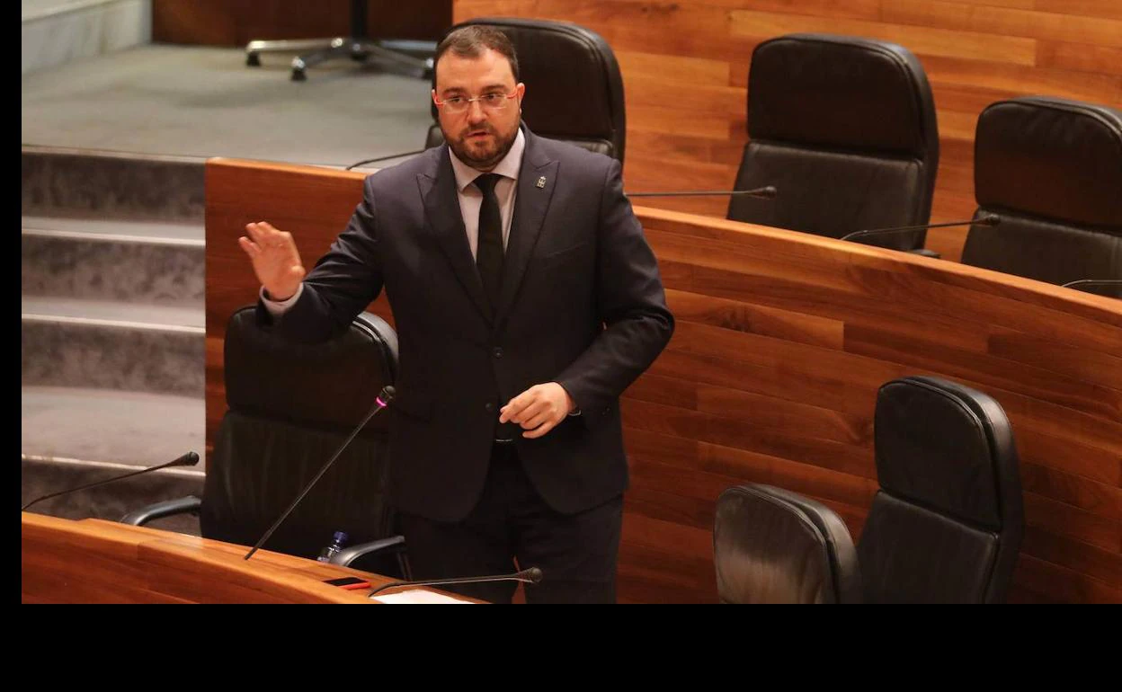 El presidente del Principado, Adrián Barbón, durante su intervención en el pleno de la Junta General 