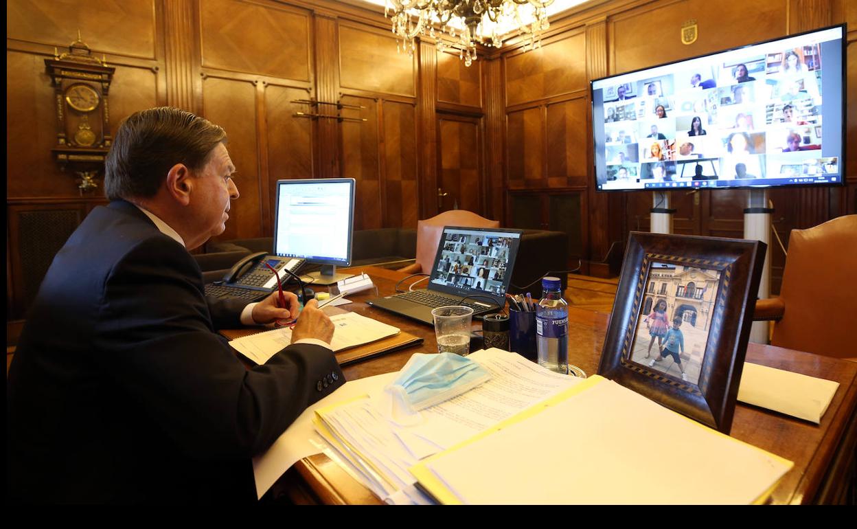 Alfredo Canteli, alcalde de Oviedo, en el pleno telemático celebrado hoy