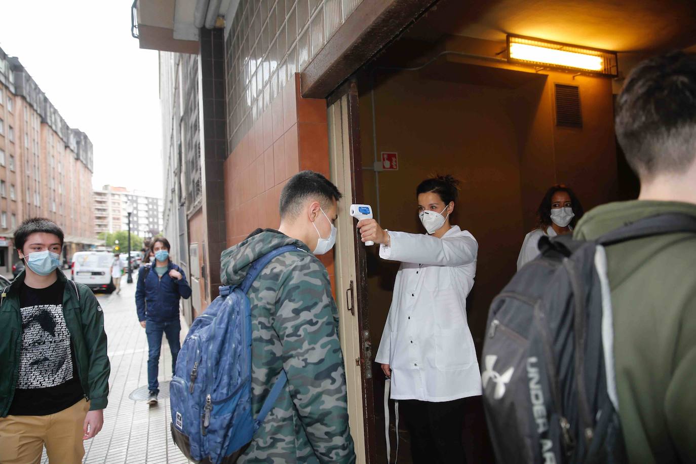 Alumnos de Secundaria y ciclos superiores de FP vuelven hoy a las aulas con importantes medidas de seguridad frente al coronavirus. Toma de temperatura en el acceso, gel hidroalcohólico a la entrada de las clases y sepración de dos metros entre las mesas, además de la mascarilla son algunas de las medidas adoptadas en los centros educativos. 