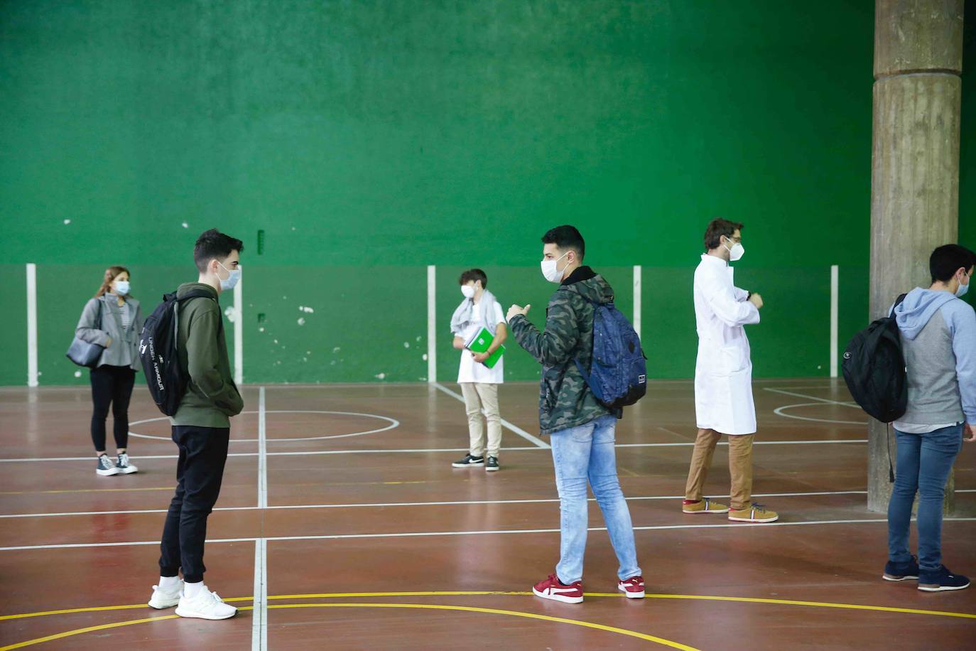 Alumnos de Secundaria y ciclos superiores de FP vuelven hoy a las aulas con importantes medidas de seguridad frente al coronavirs. Toma de temperatura en el acceso, gel hidroalcohólico a la entrada de las clases y sepración de dos metros entre las mesas, además de la mascarilla son algunas de las medidas adoptadas en los centros educativos. 