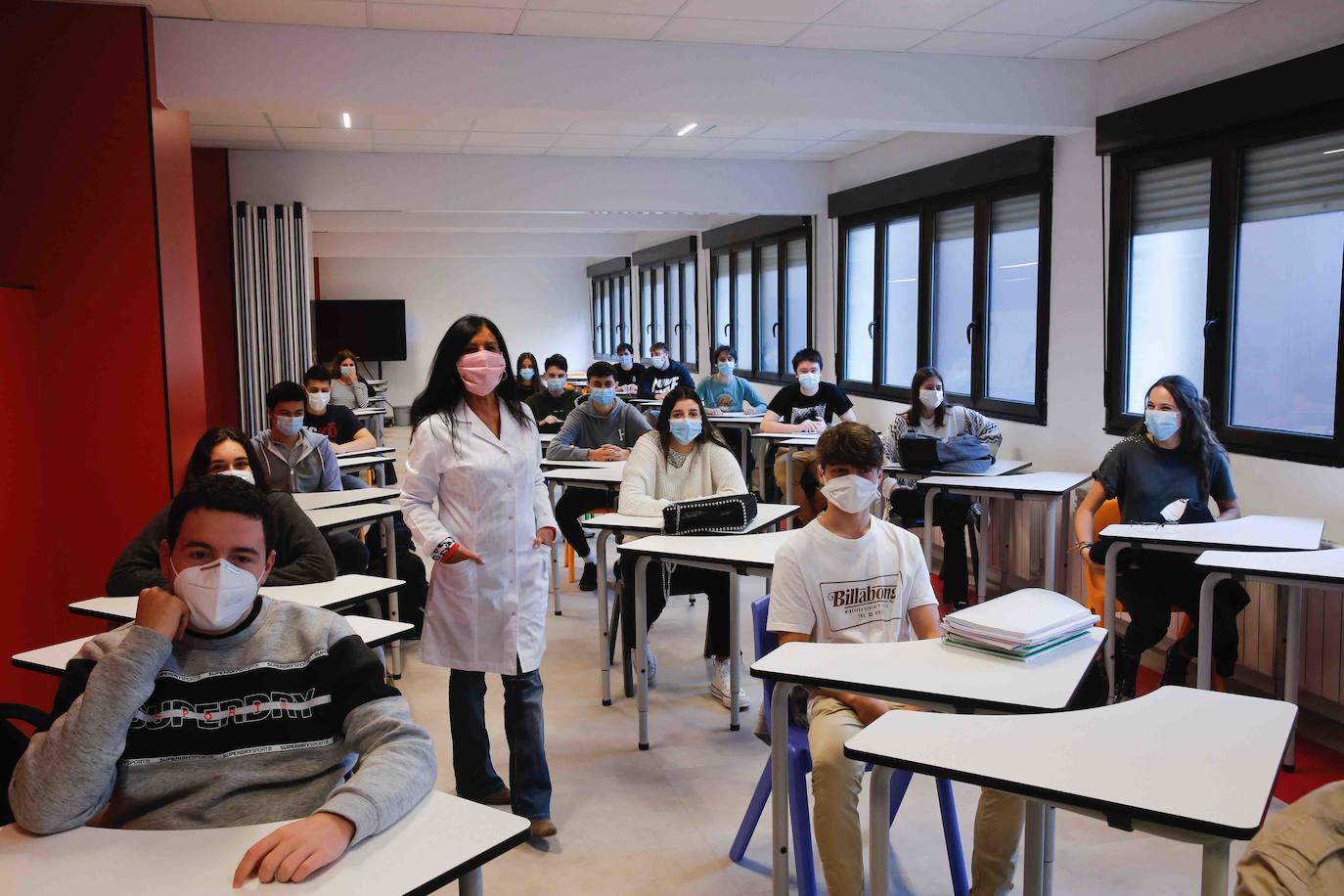 Alumnos de Secundaria y ciclos superiores de FP vuelven hoy a las aulas con importantes medidas de seguridad frente al coronavirus. Toma de temperatura en el acceso, gel hidroalcohólico a la entrada de las clases y sepración de dos metros entre las mesas, además de la mascarilla son algunas de las medidas adoptadas en los centros educativos. 