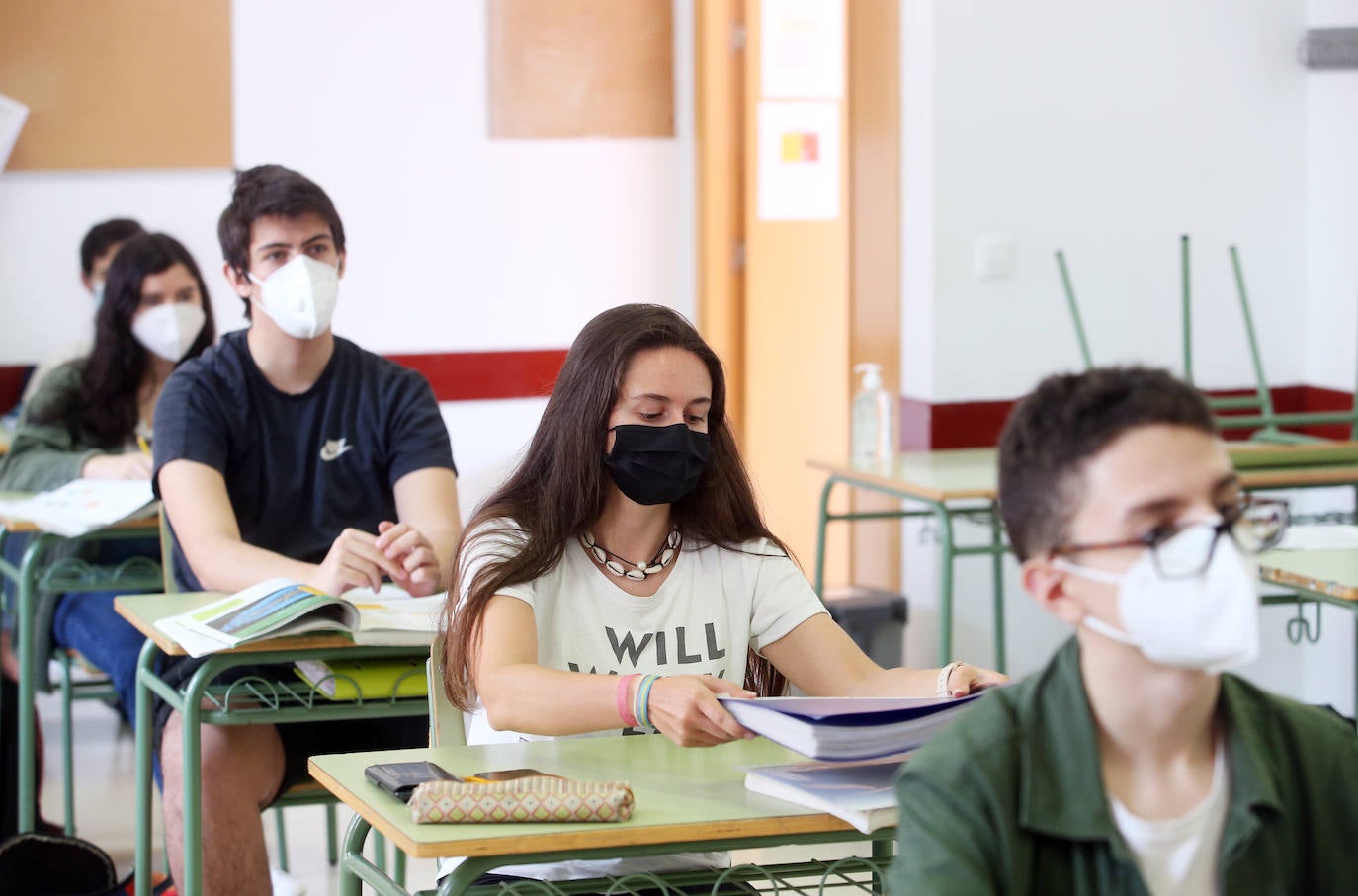 Alumnos de Secundaria y ciclos superiores de FP vuelven hoy a las aulas con importantes medidas de seguridad frente al coronavirus. Toma de temperatura en el acceso, gel hidroalcohólico a la entrada de las clases y sepración de dos metros entre las mesas, además de la mascarilla son algunas de las medidas adoptadas en los centros educativos. En la imagen, el IES de La Ería, en Oviedo