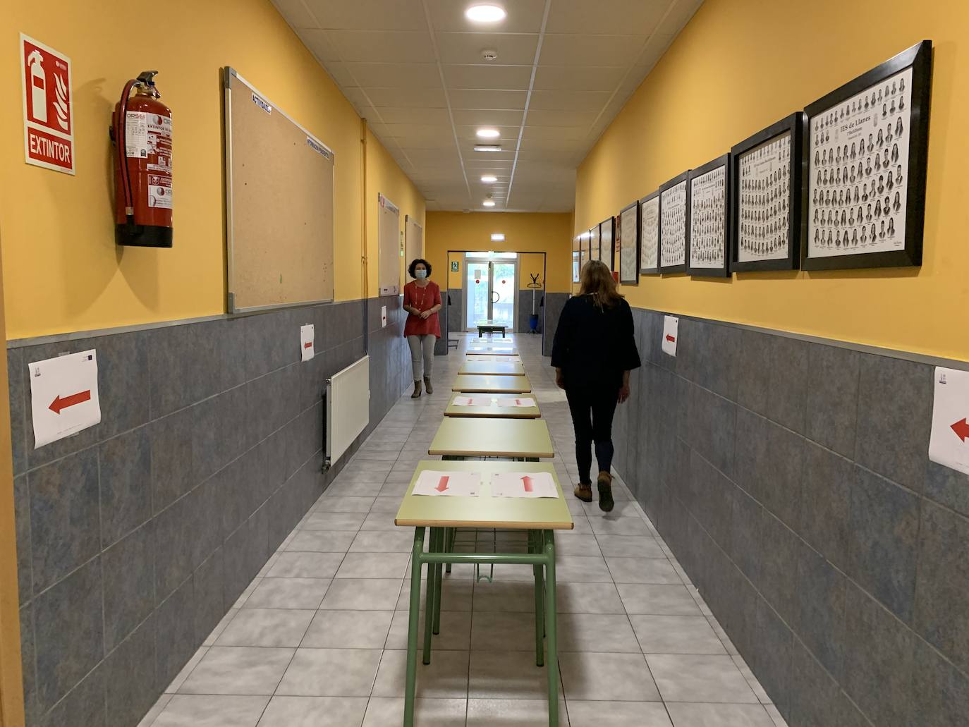 Alumnos de Secundaria y ciclos superiores de FP vuelven hoy a las aulas con importantes medidas de seguridad frente al coronavirus. Toma de temperatura en el acceso, gel hidroalcohólico a la entrada de las clases y sepración de dos metros entre las mesas, además de la mascarilla son algunas de las medidas adoptadas en los centros educativos. En la imagen, el instituto de Llanes.