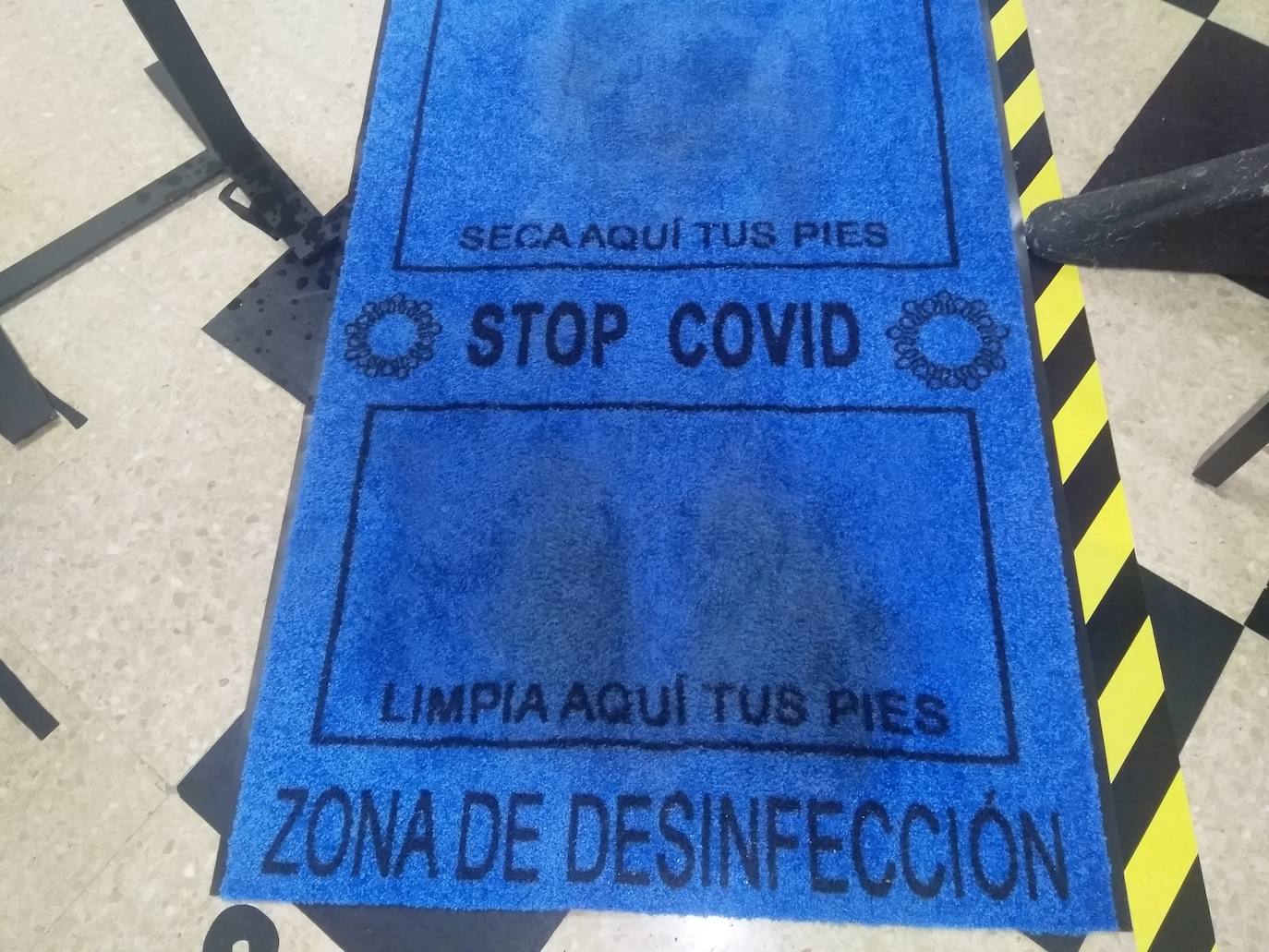 Alumnos de Secundaria y ciclos superiores de FP vuelven hoy a las aulas con importantes medidas de seguridad frente al coronavirus. Toma de temperatura en el acceso, gel hidroalcohólico a la entrada de las clases y sepración de dos metros entre las mesas, además de la mascarilla son algunas de las medidas adoptadas en los centros educativos. En la imagen, el colegio Montedeva.