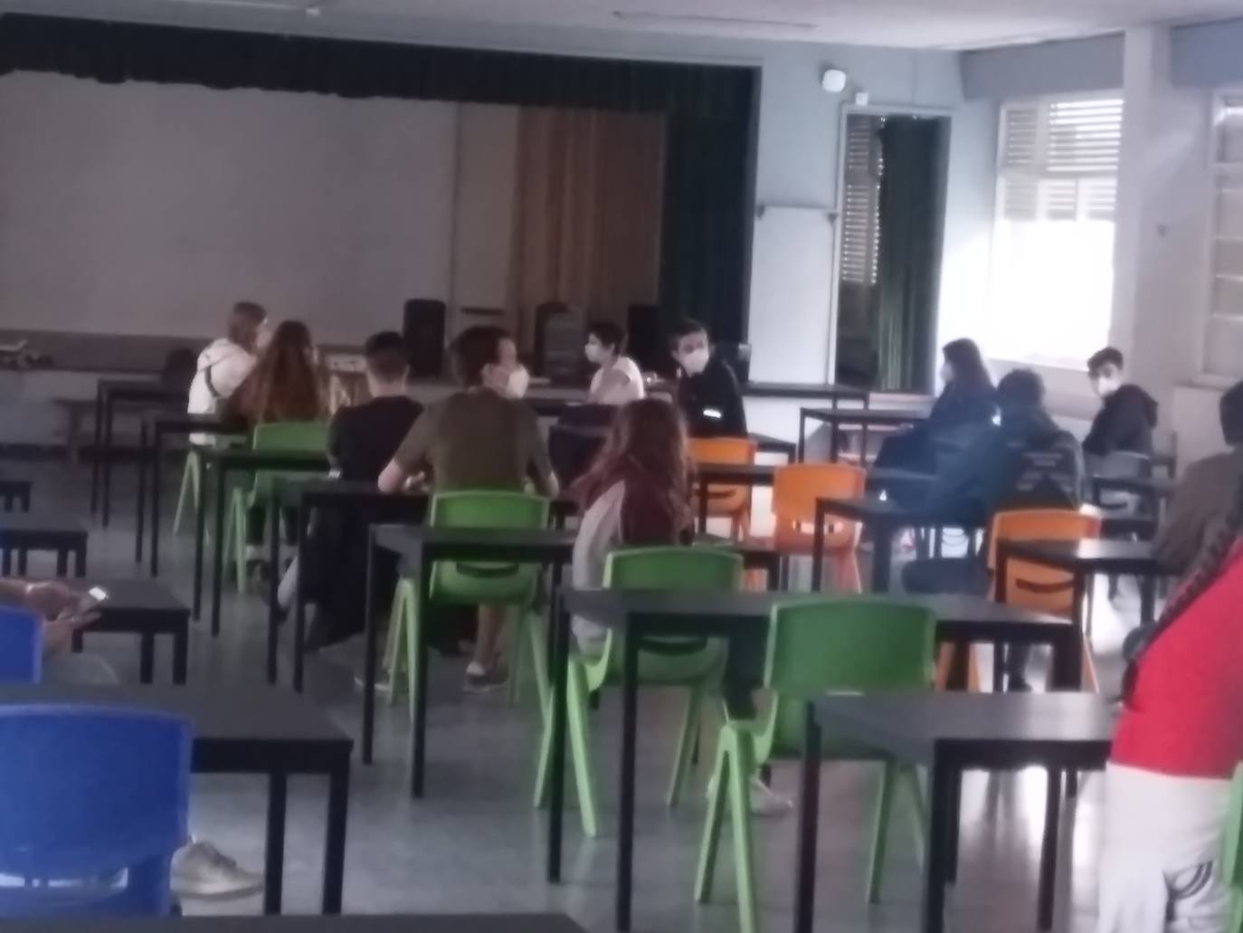 Alumnos de Secundaria y ciclos superiores de FP vuelven hoy a las aulas con importantes medidas de seguridad frente al coronavirus. Toma de temperatura en el acceso, gel hidroalcohólico a la entrada de las clases y sepración de dos metros entre las mesas, además de la mascarilla son algunas de las medidas adoptadas en los centros educativos. En la imagen, el colegio Montedeva.