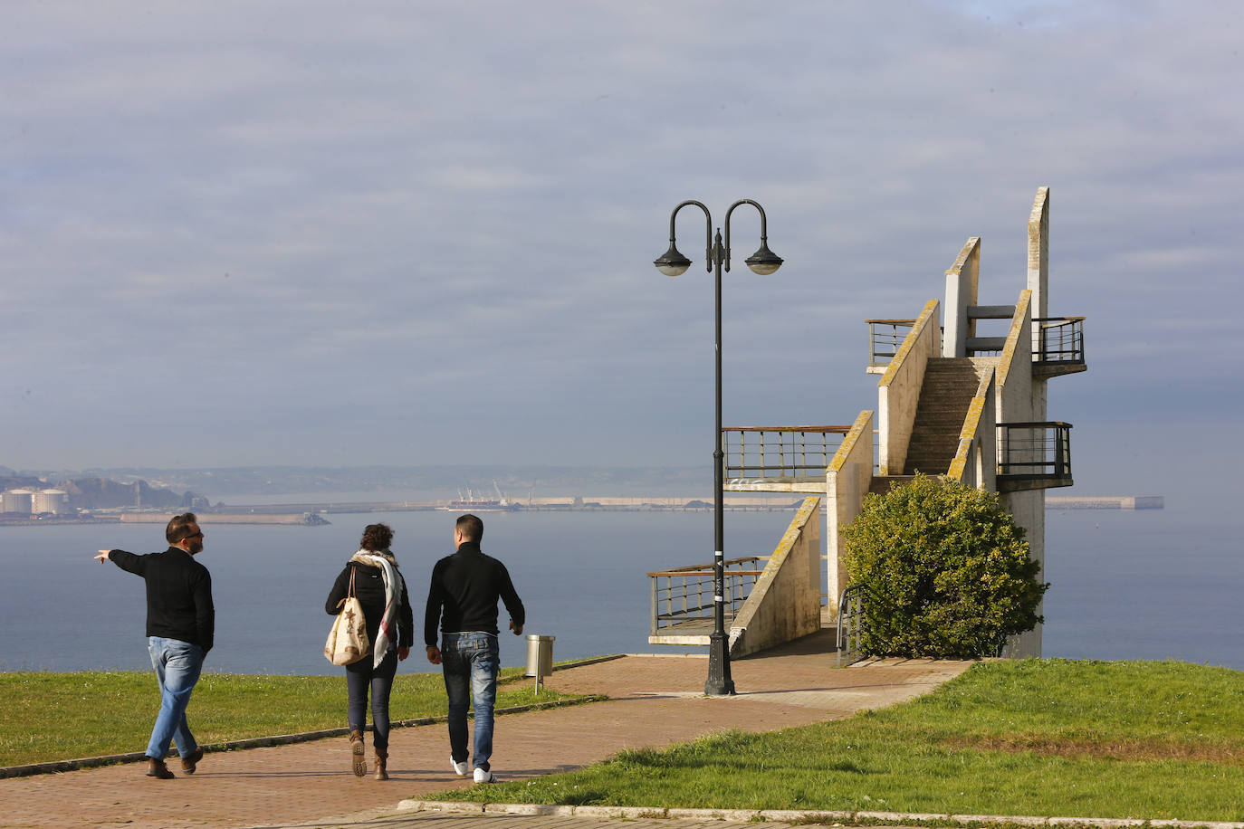 7. Mirador del cabo de San Lorenzo (Gijón). Este espectacular mirador simula la proa de un barco y destaca en el parque del cabo de San Lorenzo, en La Providencia, en Gijón. Inaugurado en el año 1997, desde la privilegiada atalaya se puede ver toda la ciudad, las playas de Serín y Estaño y la costa que se extiende hacia Villaviciosa.
