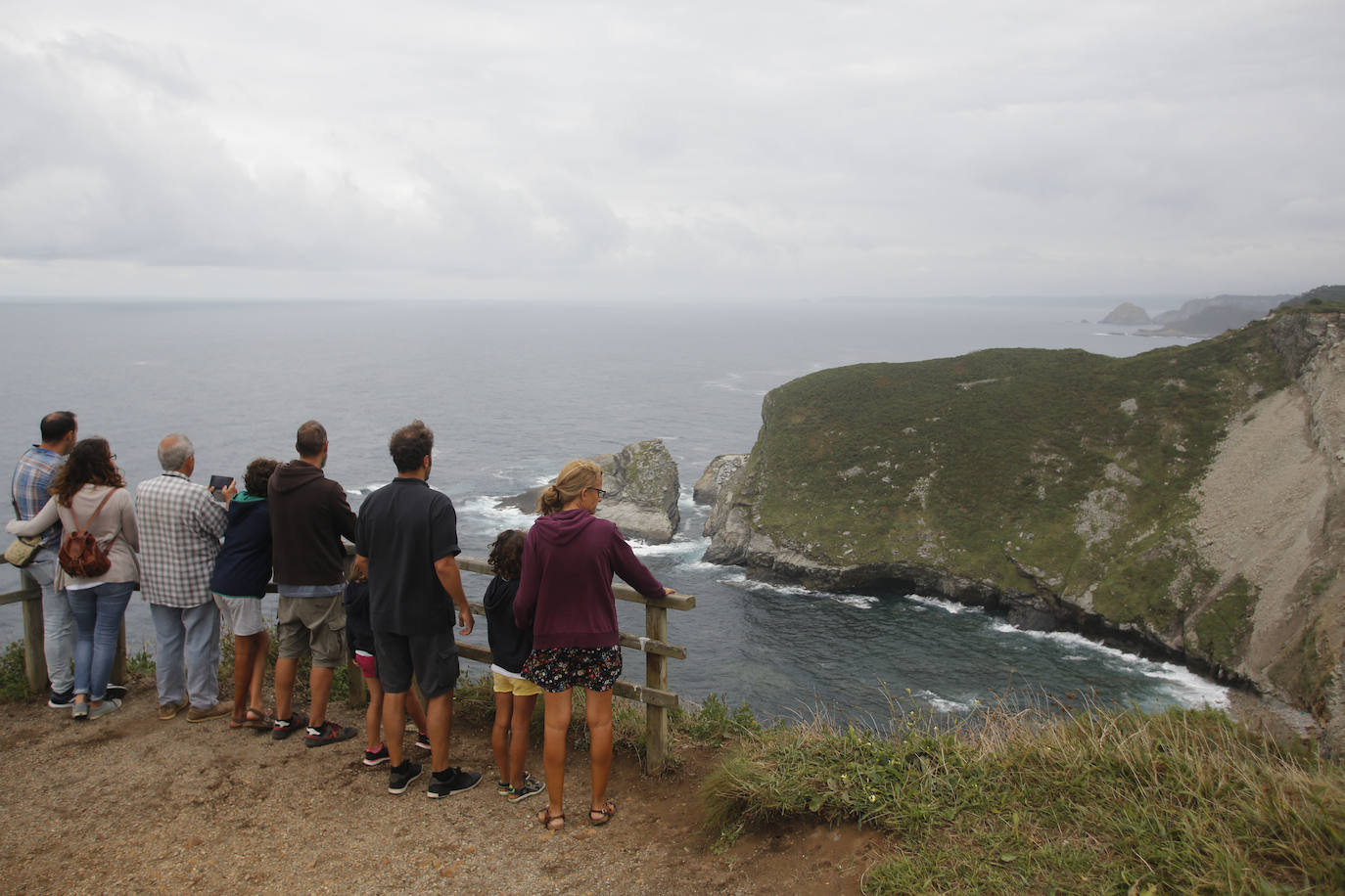 3. Cabo Vidio (Oviñana). Su faro es su emblema, pero su espectacularidad reside en sus vistas que, a unos 80 metros sobre el mar, alcanzan el Cabo Peñas o la desembocadura del Nalón. Por si esto no fuera suficiente, la bajamar deja a la vista la iglesiona, una cavidad horadada por el oleaje.