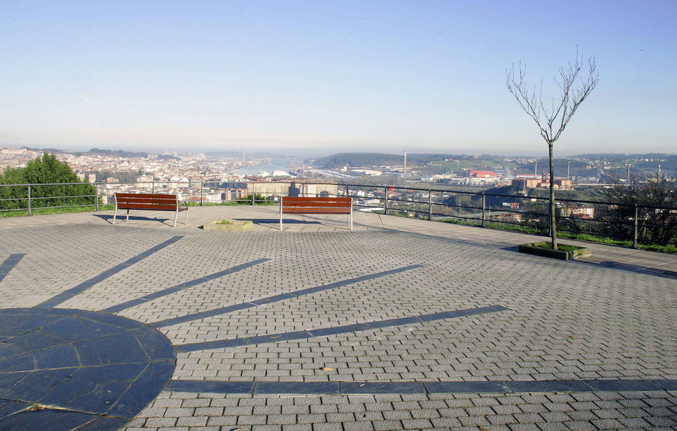 11. Mirador de La Luz (Avilés). La ermita de La Luz es una de las más queridas por los avilesinos y en torno a ella se adecuó un espacio desde el que se obtiene una espectacular panorámica de la ciudad. Punto de encuentro y descanso de los vecinos, es un lugar de referencia para quienes buscan disfrutar de la villa del Adelantado en todo su esplendor.