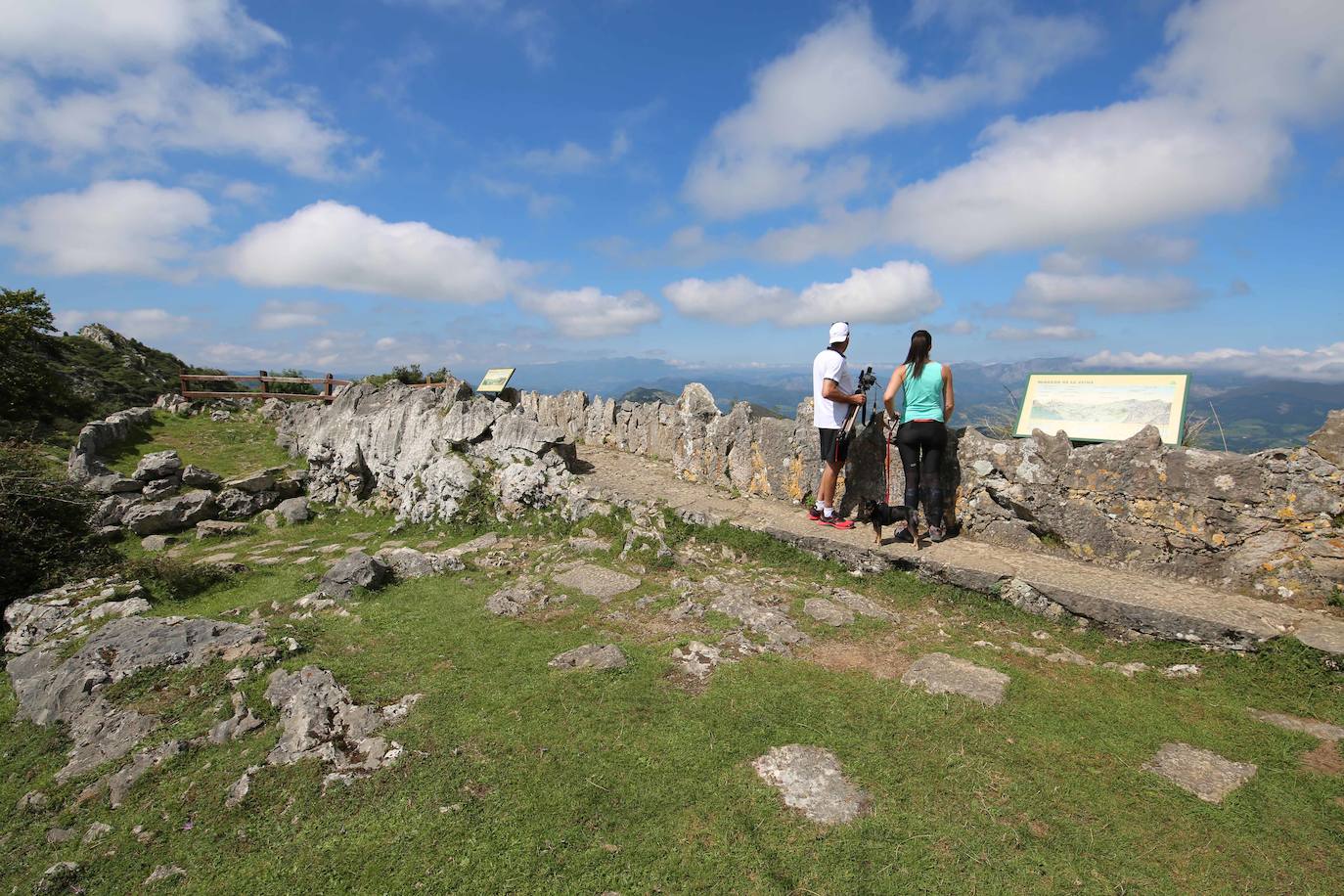 13. Mirador de La Reina (Lagos de Covadonga). Tras dejar el santuario de Covadonga a unos 12 kilómetros y encarar la serpenteante y empinada carretera que llega a los Lagos, se encuentra el mirador de la Reina, que permite contemplar el paisaje de los Picos de Europa en todo su esplendor. 