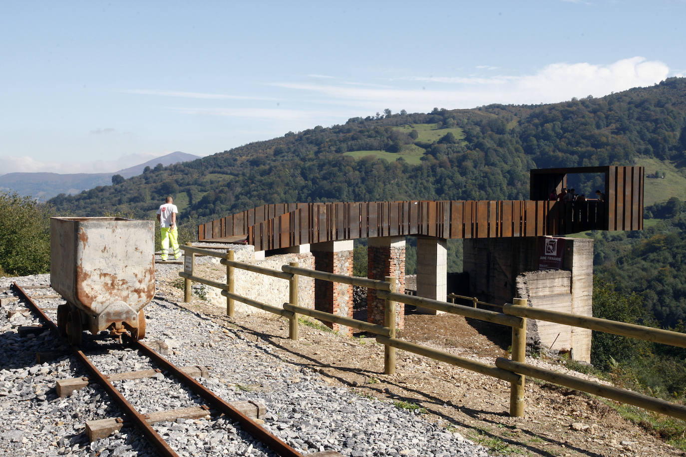 17. Mirador del poblado minero de Texeo (Rioseco, Riosa). Sobre los restos de las tolvas de la antigua explotación de Texeo, en Rioseo, se abrió en el año 2015 un espectacular mirador desde el que se puede contemplar el poblado minero y el valle de Llamo. Se llega a él tras una ruta a pie de una media hora desde el pueblo de Llamo que supone toda una inmersión en el antiguo poblado.