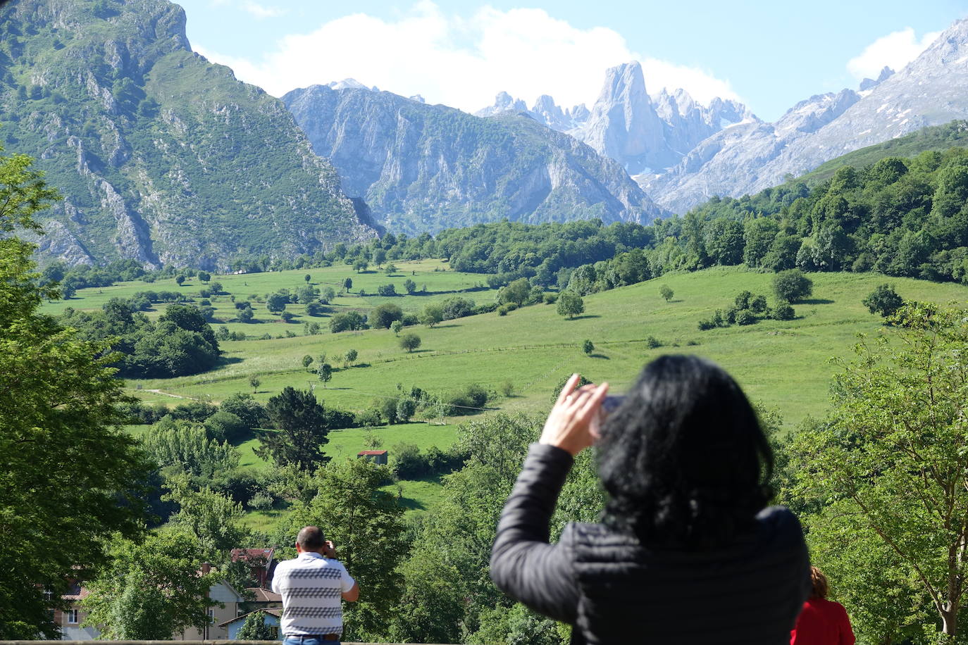 18. Pozo de la Oración (Cabrales). Los Picos de Europa ofrecen multitud de miradores que permiten ver la espectacularidad de estas jóvenes montañas asturianas. En Cabrales, el Pozo de la Oración, ofrece unas vistas únicas del Naranjo de Bulnes o Picu Urriellu, una de las cimas más emblemáticas del alpinismo español, más que por su altitud, por su difícil pared vertical en su cara oeste.