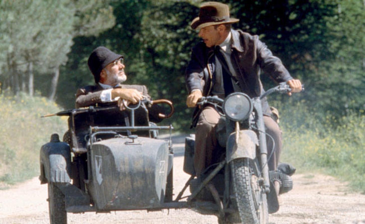 Esta parte de la trilogía que se estrenó en la gran pantalla en 1989, cuenta con una de esas motocicletas clásicas del mundo del motor: la BMW R75 Guerra. Una motocicleta antigua con sidecar, con la que Indiana Jones huye con su padre y que también protagoniza una de esas escapadas legendarias de la historia del cine y que está repleta de historia. Y es que esta motocicleta fue creada por la compañía germana durante la Segunda Guerra Mundial. Por aquel entonces, el ejército nazi encargo la producción de este modelo a la marca con el objetivo de que creasen una motocicleta con mayor capacidad y que se pudiese mover con facilidad por todos los tipos de terreno.