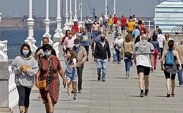 Paseantes, este viernes, en el Muro. 