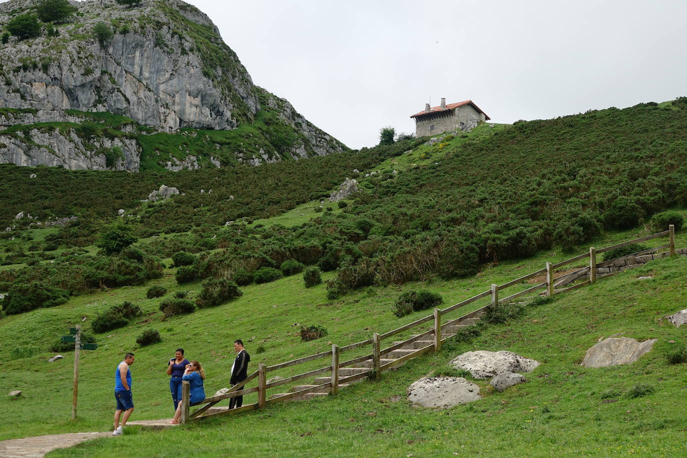 La niebla y los efectos del coronavirus provocan que los Lagos de Covadonga continuaran hoy con una afluencia notablemente inferior a la habitual