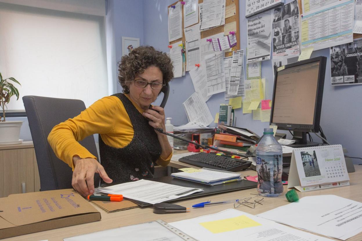 Una trabajadora de Servicios Sociales atiende una consulta. 