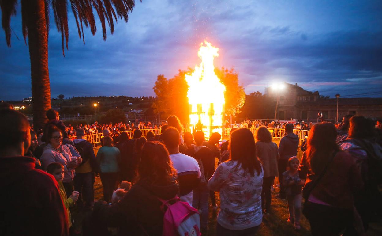 La foguera reúne cada año a miles de personas en el pantano de Trasona. 