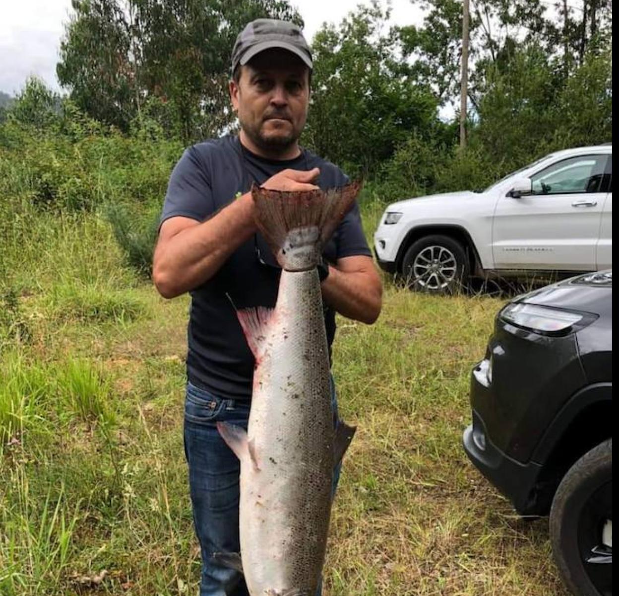 Raúl Sánchez, con el ejemplar pescado