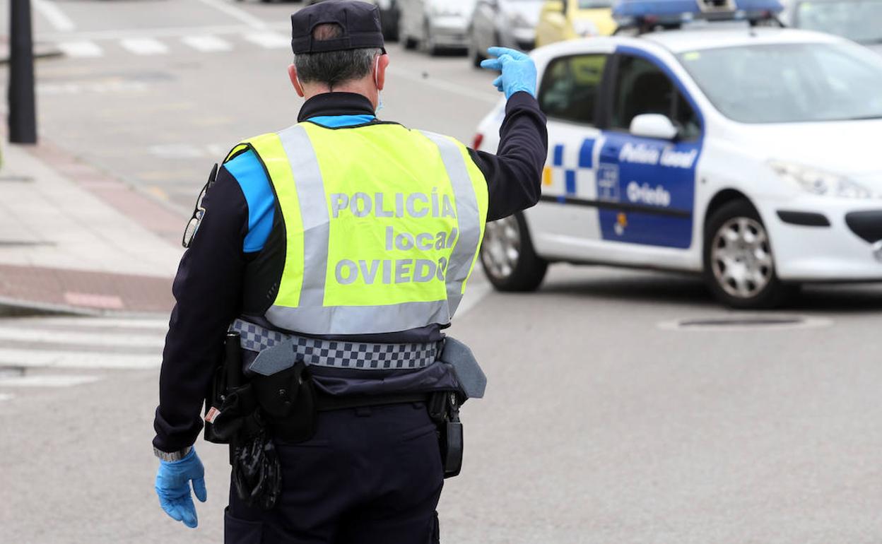 Prisión para el hombre que arrastró con su furgoneta a un Policía Local en Oviedo