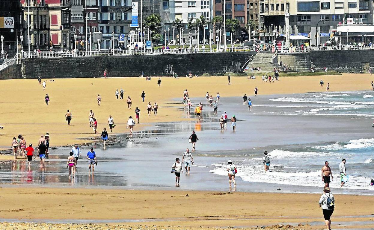 Los 'acomodadores' de playa de Gijón comenzarán a trabajar mañana