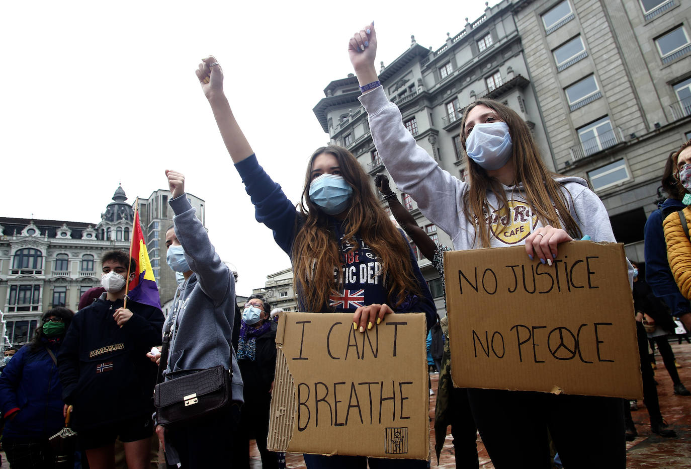 La capital del Principado se suma a las concentraciones que están dando la vuelta al mundo en repulsa a la discriminación racial cuyo detonante ha sido la muerte del ciudadano estadounidense George Floyd en una intervención policial. Decenas de personas se han dado cita en La Escandalera este domingo para dar su apoyo al movimiento contra el racismo. 