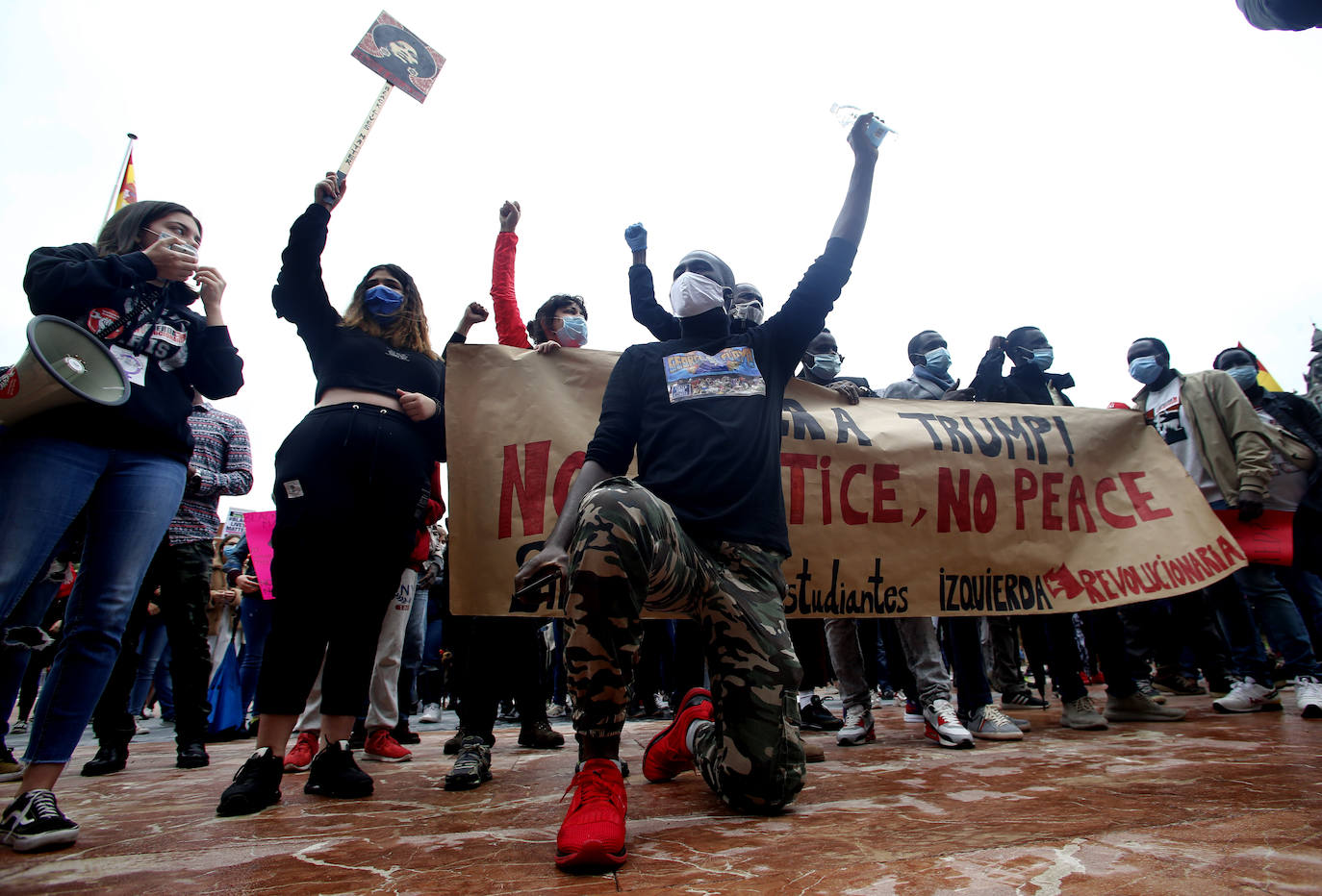 La capital del Principado se suma a las concentraciones que están dando la vuelta al mundo en repulsa a la discriminación racial cuyo detonante ha sido la muerte del ciudadano estadounidense George Floyd en una intervención policial. Decenas de personas se han dado cita en La Escandalera este domingo para dar su apoyo al movimiento contra el racismo. 