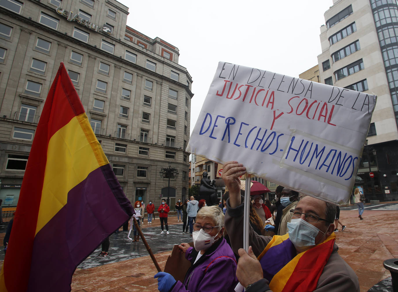 La capital del Principado se suma a las concentraciones que están dando la vuelta al mundo en repulsa a la discriminación racial cuyo detonante ha sido la muerte del ciudadano estadounidense George Floyd en una intervención policial. Decenas de personas se han dado cita en La Escandalera este domingo para dar su apoyo al movimiento contra el racismo. 
