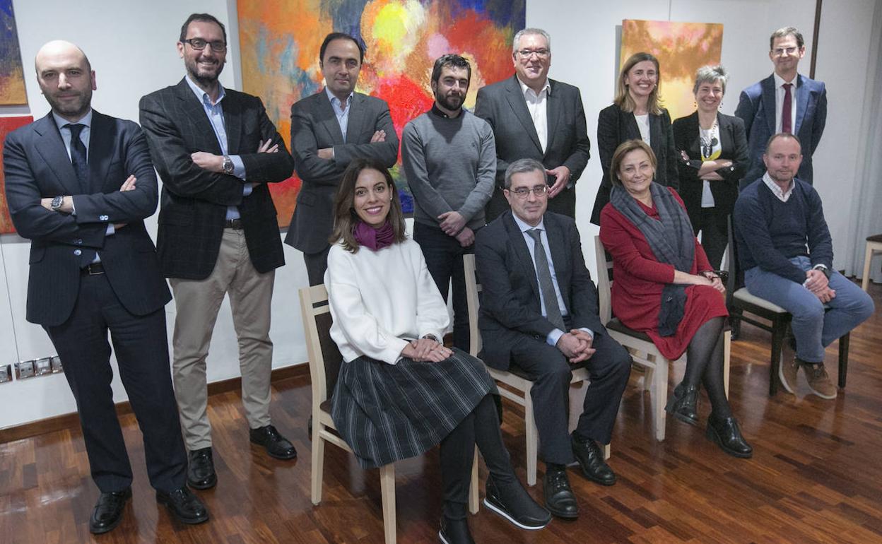 El Comité Rector de AsturiasInnova+, que se constituyó en una reunión celebrada en febrero en Avilés un mes antes de que la pandemia obligara a decretar el estado de alarma, está integrado por (de pie y por la izquierda): Diego Oliveira, director de Marketing de EL COMERCIO; Íñigo Felgueroso, director gerente de Idonial; Alberto Carrero, director de Comunicación, Relaciones Externas y Responsabilidad Corporativa de ArcelorMittal; Manuel Campa, concejal de Desarrollo Urbano y Económico de Avilés; José María Urbano, director de AsturiasInnova+; Eva Pando, directora general del IDEPA; Cristina Tuero, coordinadora de AsturiasInnova+; Goyo Ezama, director general de EL COMERCIO; además de (sentados): Ana Fernández-Iglesias, directora en Global R&D (Área de Recursos Sostenibles) de ArcelorMittal; Marcelino Gutiérrez, director de EL COMERCIO; Mariví Monteserín, alcaldesa de Avilés, y Mario Fernández Fraga, investigador del CINN-CSIC (Finba). No pudieron asistir a la primera reunión, Mayte Rodríguez Montequín, directora en Global R&D (Área de Proceso Siderúrgico) en ArcelorMittal, y Santiago García Granda, rector de la Universidad de Oviedo. 