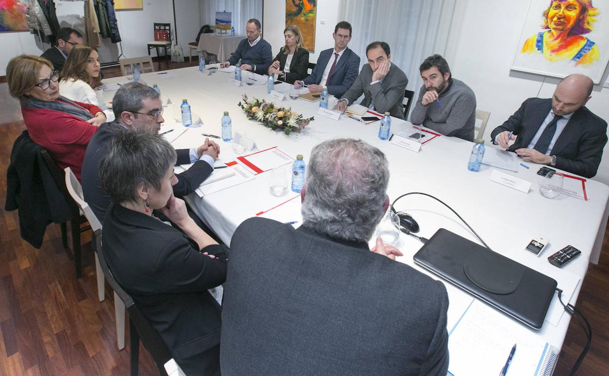 El comié, durante la reunión de constitución.