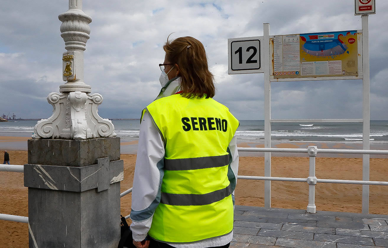 Fotos: Los serenos ya recorren las playas gijonesas