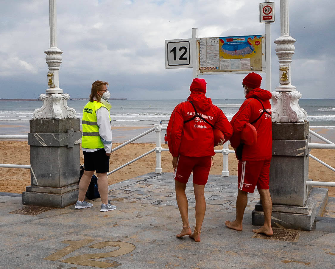 Fotos: Los serenos ya recorren las playas gijonesas