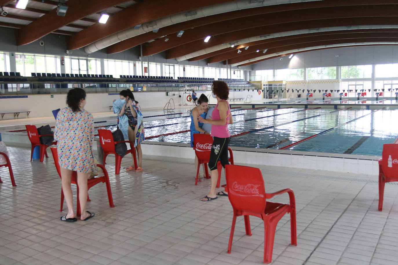 Con la recién estrenada fase 3 de la desescalada algunas piscinas del Principado, como la del Llano, en Gijón, o la del Parque del Oeste, en Oviedo, han decidido volver a abrir sus puertas. 