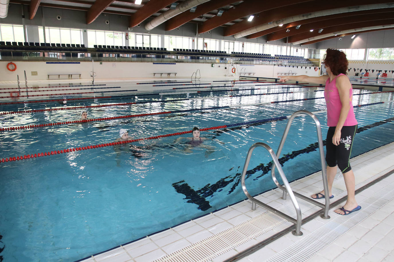 Con la recién estrenada fase 3 de la desescalada algunas piscinas del Principado, como la del Llano, en Gijón, o la del Parque del Oeste, en Oviedo, han decidido volver a abrir sus puertas. 