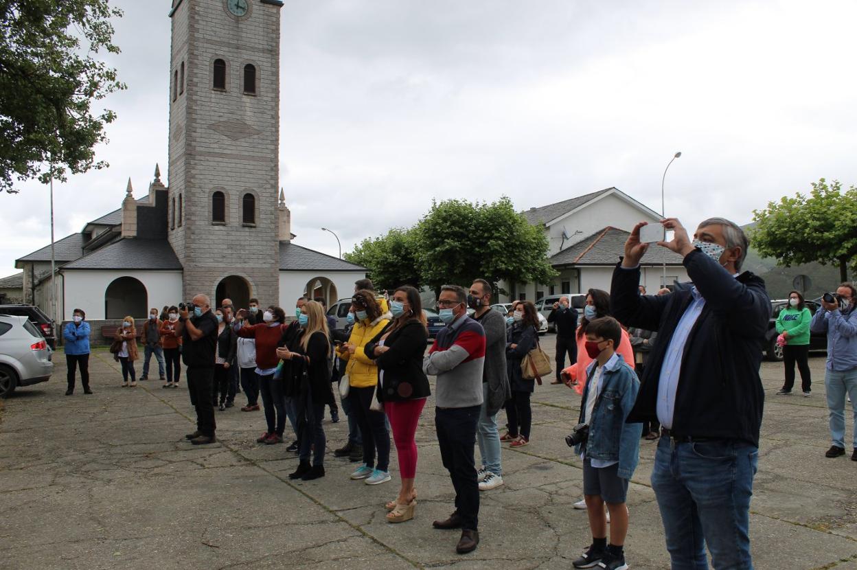 Los manifestantes, en la protesta en Belén por el estado de la AS-36. 