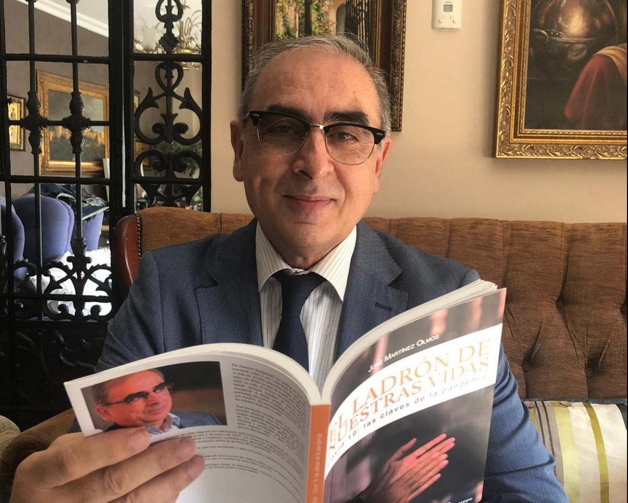 José Martínez Olmos, con su último libro 'El ladrón de nuestras vidas'. 