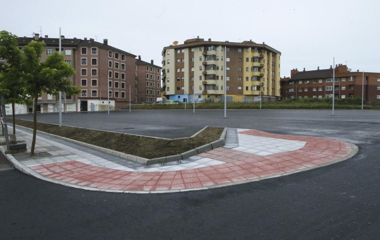 El aparcamiento ayer, a punto de ser terminado a falta de pintar las plazas e instalar las luminarias. 
