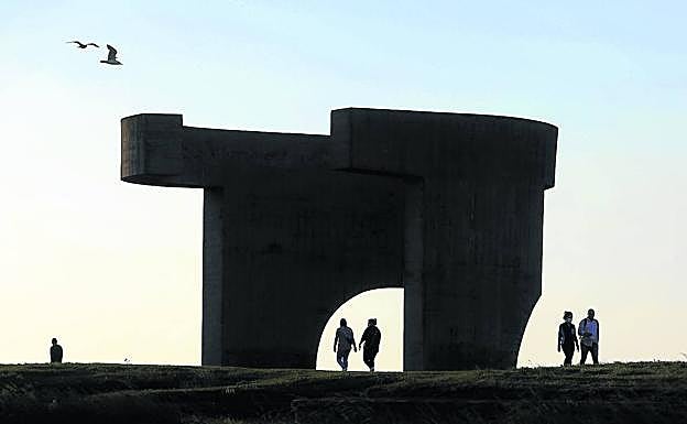 El ocaso del día se cierne sobre el 'Elogio', que nunca deja de estar habitado
