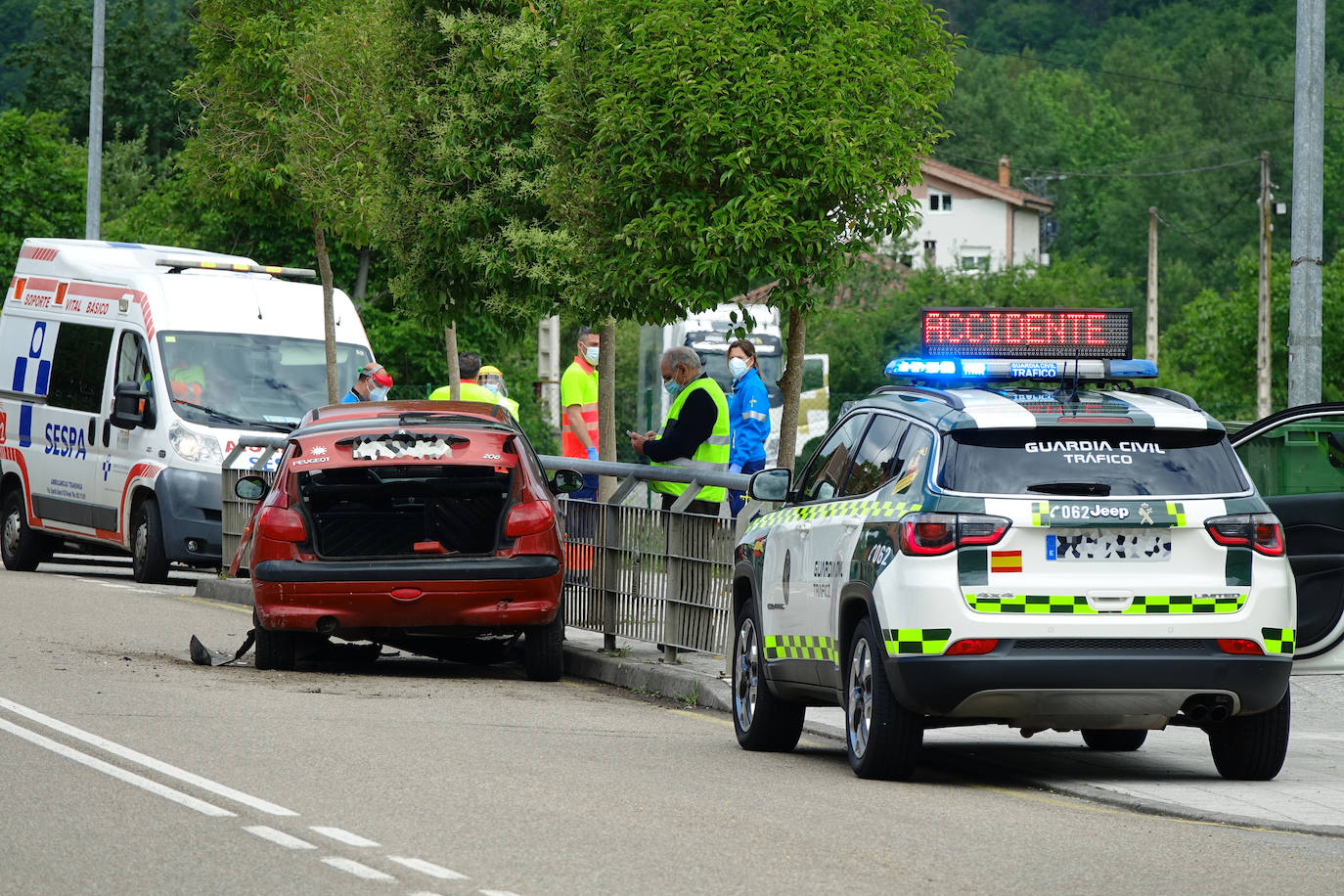 Un vehículo impactó contra una barandilla metálica en Sevares tras chocar con la furgoneta que le precedía.