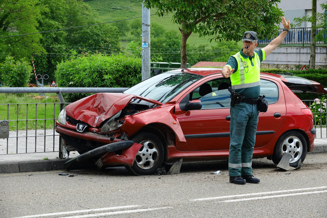 Un vehículo impactó contra una barandilla metálica en Sevares tras chocar con la furgoneta que le precedía.