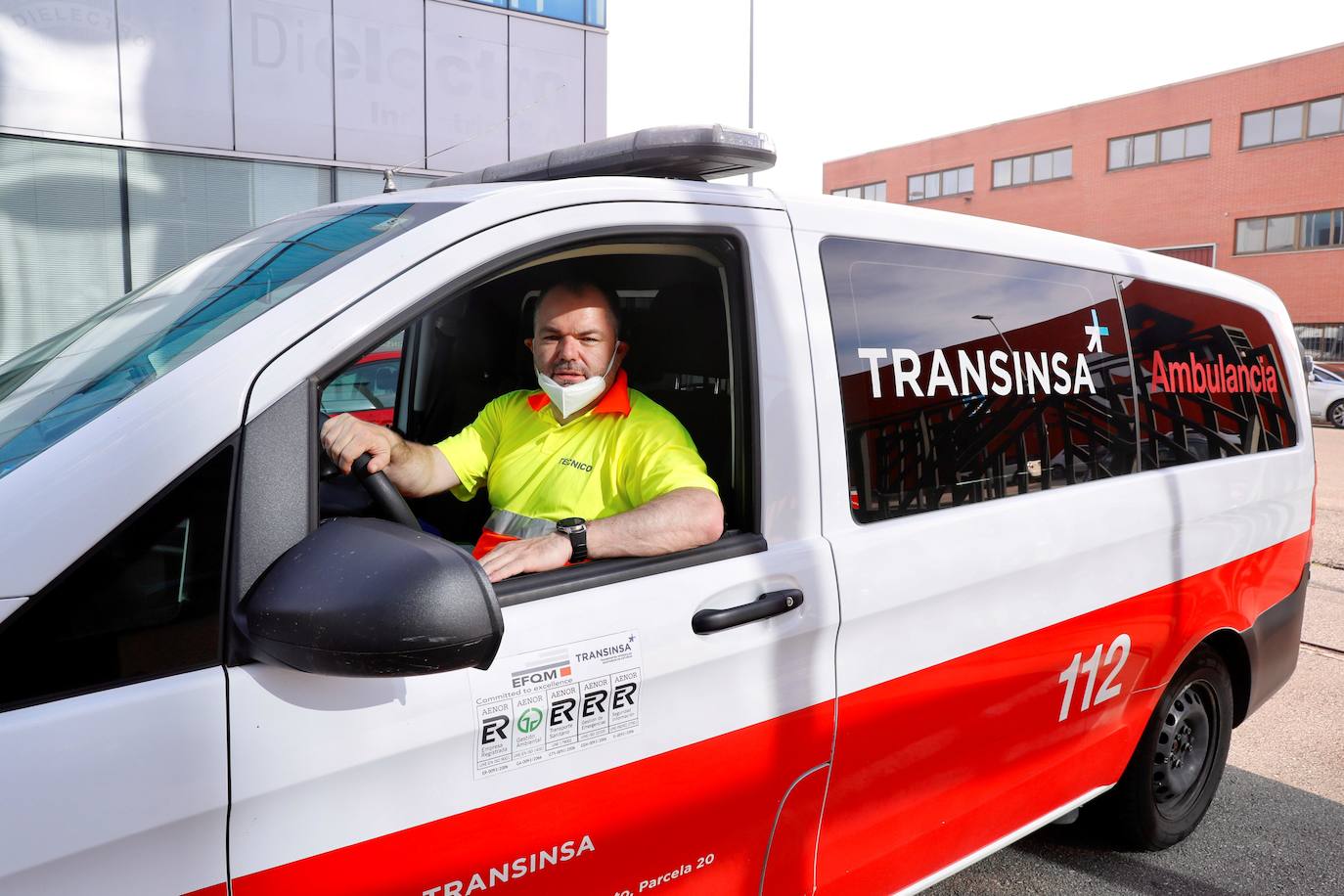 El presidente de la Cámara de Comercio de Oviedo deja temporalmente sus funciones por motivos de salud. «Vida solo hay una y todo lo demas es relativo«, ha dicho Carlos Paniceres, que asegura haber tomado la decisión aconsejado por sus hijas.