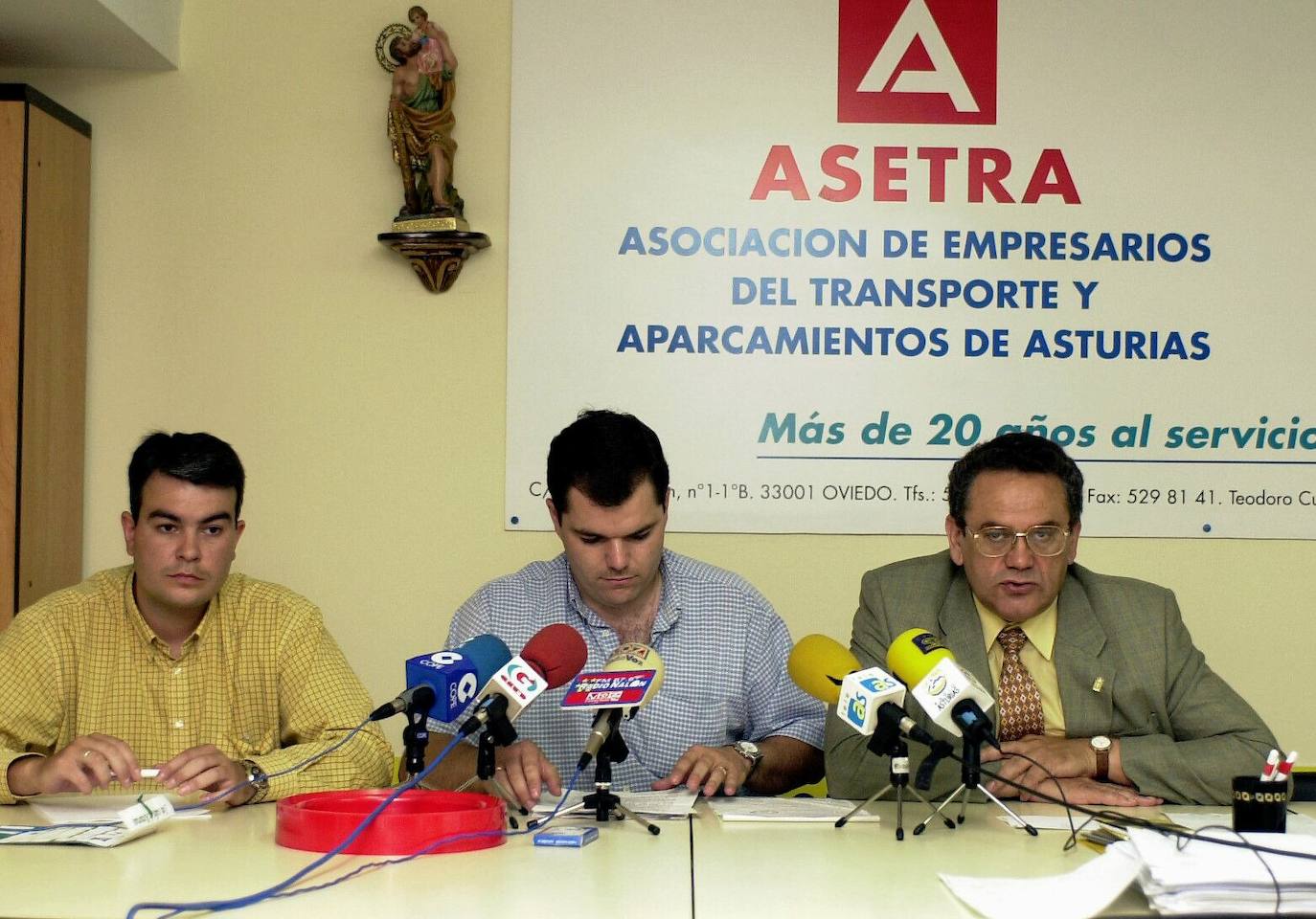 El presidente de la Cámara de Comercio de Oviedo deja temporalmente sus funciones por motivos de salud. «Vida solo hay una y todo lo demas es relativo«, ha dicho Carlos Paniceres, que asegura haber tomado la decisión aconsejado por sus hijas.