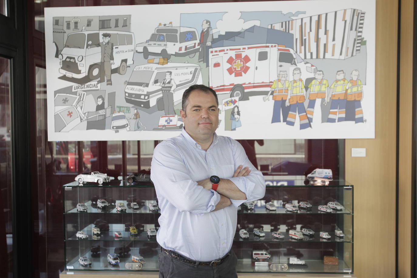 El presidente de la Cámara de Comercio de Oviedo deja temporalmente sus funciones por motivos de salud. «Vida solo hay una y todo lo demas es relativo«, ha dicho Carlos Paniceres, que asegura haber tomado la decisión aconsejado por sus hijas.