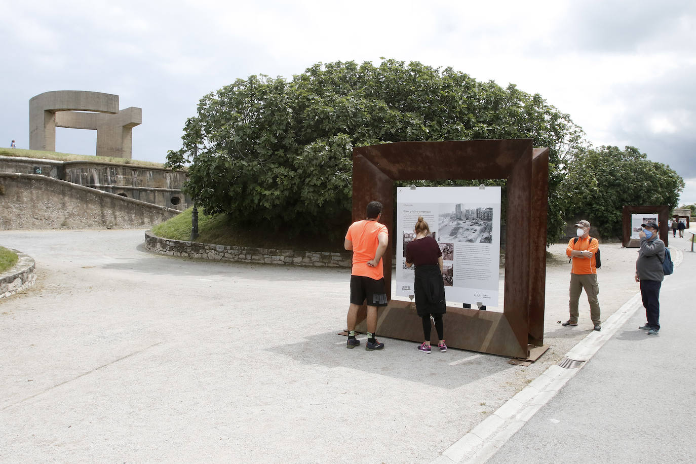 La escultura de Eduardo Chillida celebra su trigésimo cumpleaños reafirmándose como símbolo del horizonte gijonés.