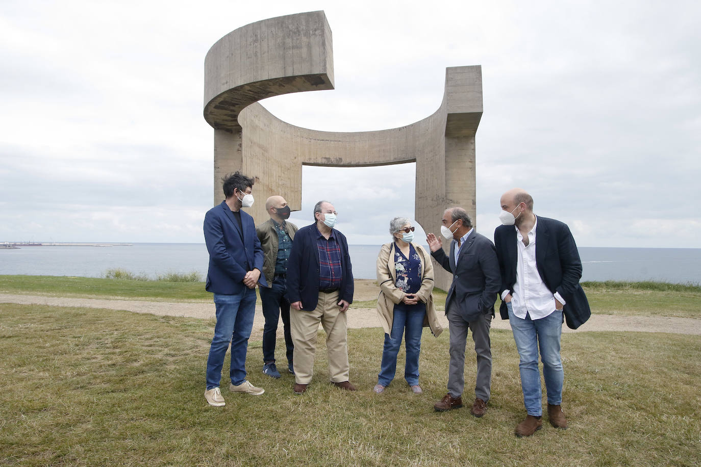 La escultura de Eduardo Chillida celebra su trigésimo cumpleaños reafirmándose como símbolo del horizonte gijonés.