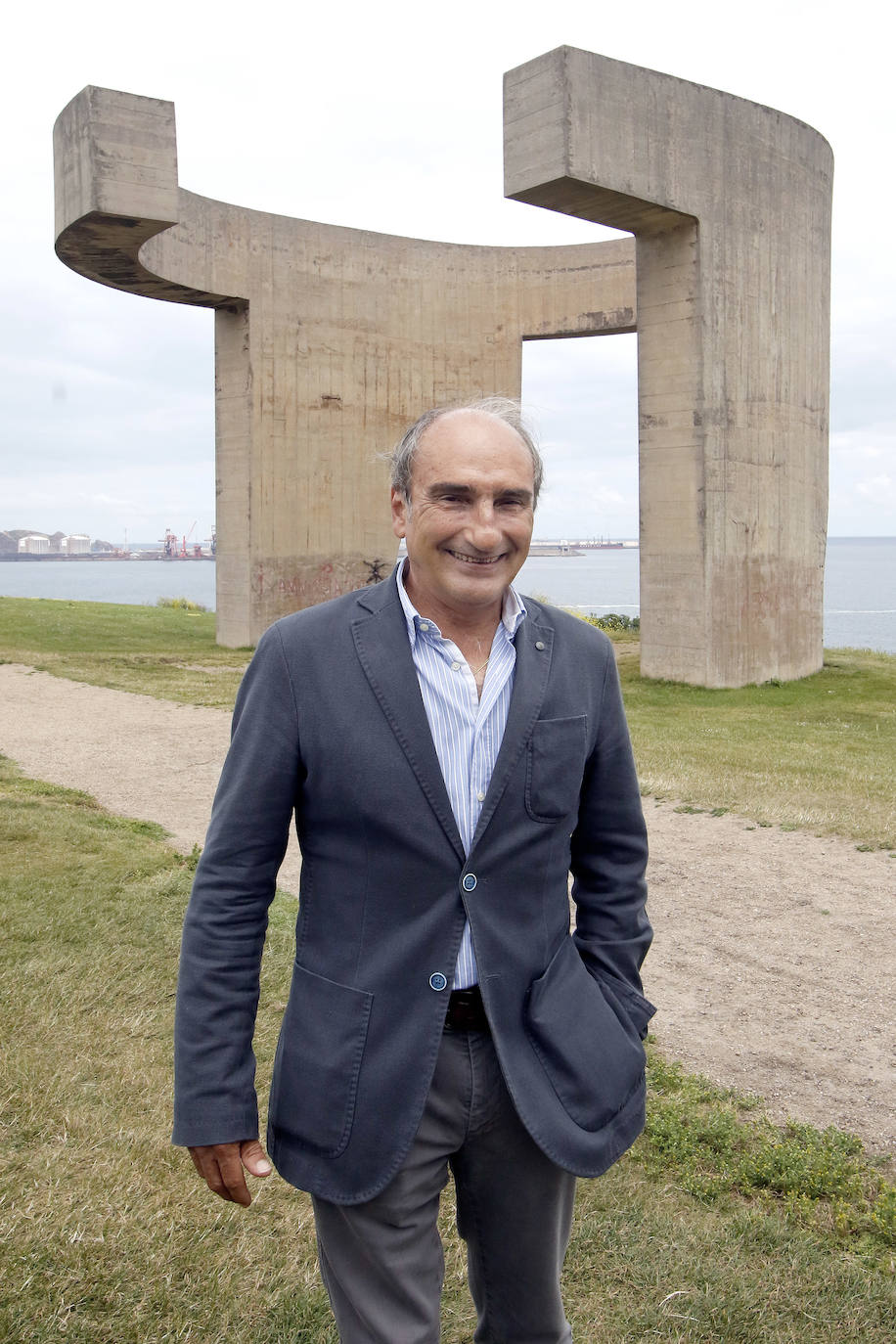 La escultura de Eduardo Chillida celebra su trigésimo cumpleaños reafirmándose como símbolo del horizonte gijonés.