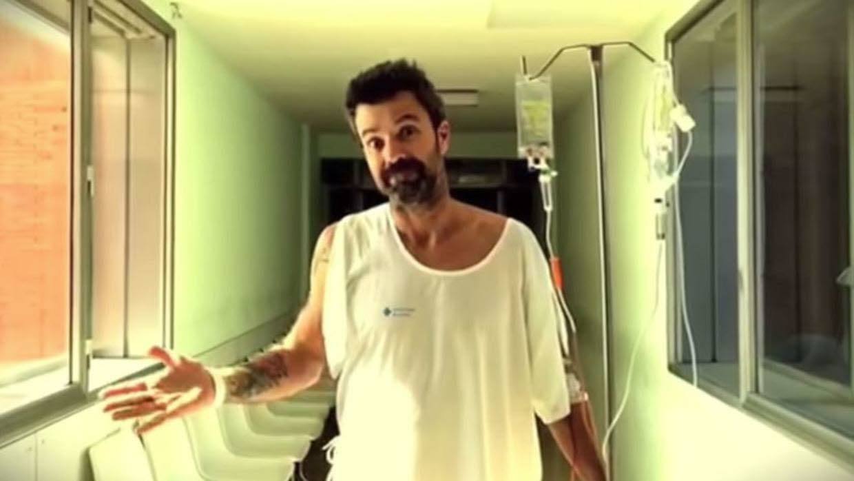 2016. Pau Donés contaba su evolución frente al cáncer de colon | Pau Donés, el vocalista de Jarabe de Palo, ha fallecido este martes a los 53 años. El cantante ha dejado momentos estelares para la historia de la música, con temas tan conocidos como La Flaca, canción que da nombre al primer disco del grupo, publicado en 1996. 