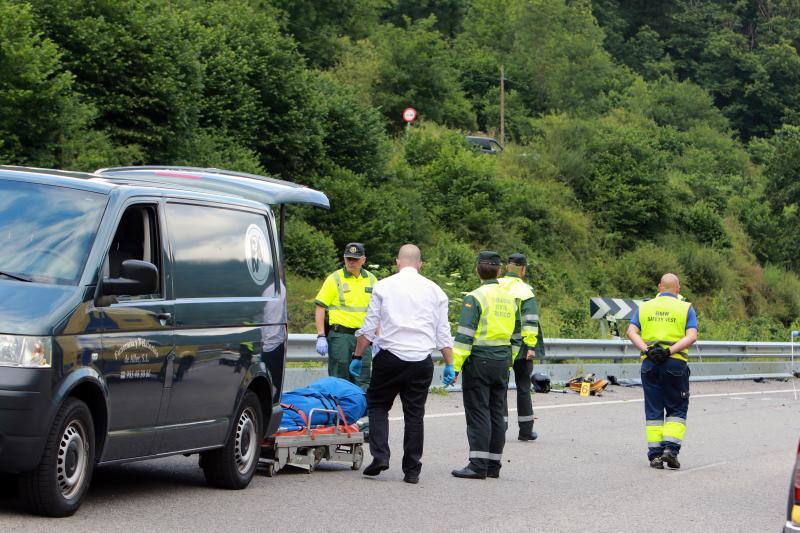 En el siniestro, que tuvo lugar en la carretera regional AS-112, cerca de la población de Soto, se han visto implicados tres turismos y dos motocicletas.