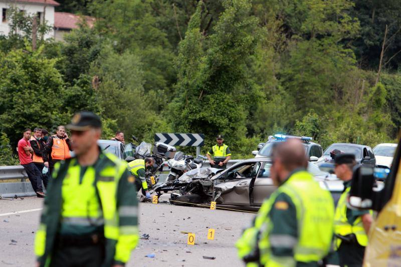 En el siniestro, que tuvo lugar en la carretera regional AS-112, cerca de la población de Soto, se han visto implicados tres turismos y dos motocicletas.