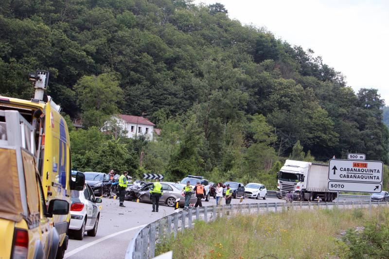 En el siniestro, que tuvo lugar en la carretera regional AS-112, cerca de la población de Soto, se han visto implicados tres turismos y dos motocicletas.